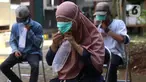 Warga meniupkan kantong saat menjalani tes deteksi COVID-19 dengan metode GeNose C19 usai terjaring razia penggunaan masker di Kelurahan Sudimara Barat, Kota Tangerang, Kamis (27/5/2021). Tes tersebut untuk menekan penyebaran corona di wilayah tersebut. (Liputan6.com/Angga Yuniar)