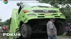Truk tronton bermuatan  25 ton beras jatuh ke  dasar  jembatan, di Desa Rajegwesi, Kabupaten Tegal. Posisi kepala truk yang terjungkal ke atas, membuat  sebagian karung beras yang berada di dalam truk tumpah.