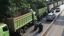 Deretan truk proyek pembangunan Pasar Rumput parkir di tepi Jalan Sultan Agung, Jakarta, Selasa (8/8). Akibat truk proyek parkir hingga menutup sebagian jalur, kawasan tersebut menjadi macet. (Liputan6.com/Immanuel Antonius)