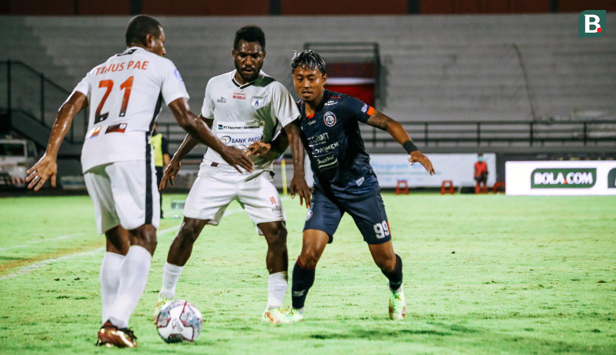 Gawang Persipura kembali terancam oleh Kushedya Hari Yudo (kanan) punya ruang tembak namun tendangannya masih menyamping. (Bola.com/Maheswara Putera)