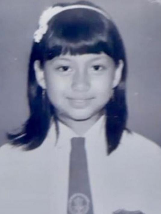 Jebolan Indonesian Idol, Ghea Indrawari berhasil bikin pangling di pas foto SD. Sedari dulu, Ghea memang sudah senang dengan gaya rambut berponi. Manisnya Ghea saat di pas foto ini membuat netizen memujinya sudah manis sedari kecil. (Liputan6.com/IG/gheaindrawari)