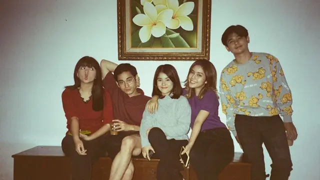6 Potret Kebersamaan Para Pemain Miniseri Magic in Love SCTV