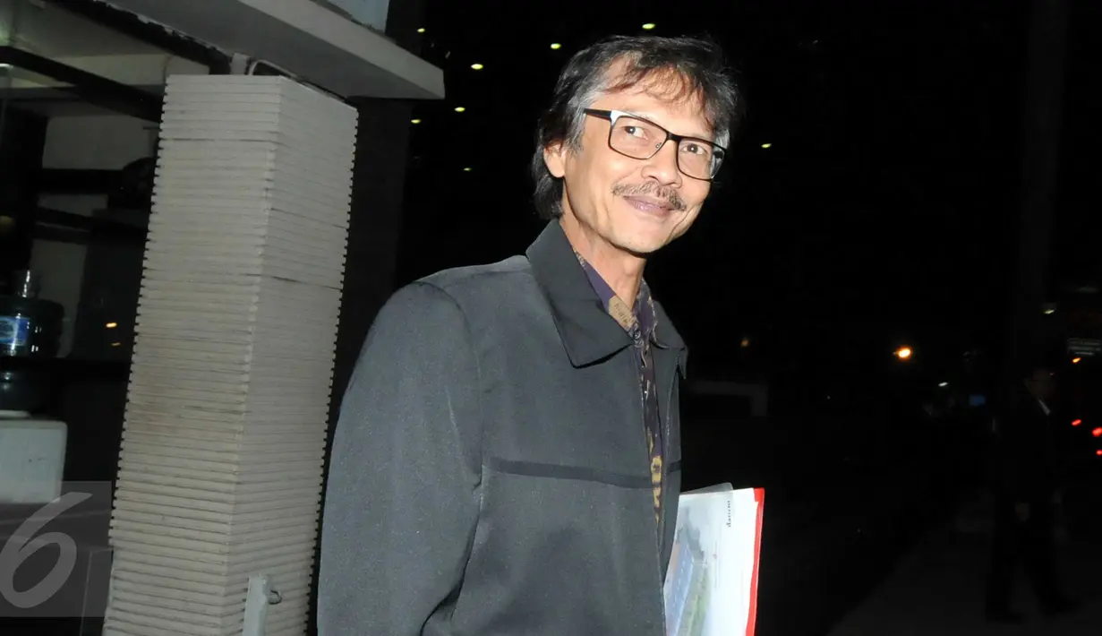 Dirjen EBTKE, Rida Mulyana tersenyum usai jalani pemeriksaan di Gedung KPK Jakarta,(6/11/15). Rida Mulyana diperiksa sebagai saksi untuk tersangka Dewie Yasin Limpo. (Liputan6.com/Helmi Afandi)