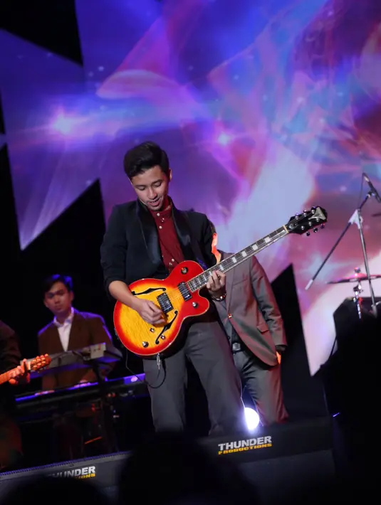 Grup musik asal Bogor, Jawa Barat ini memulai penampilannya pukul 17.00 sampai 18.00 WIB. (Andy Masela/Bintang.com)