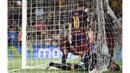 Pemain Barcelona, Lionel Messi bersama rekan setimnya beradu argument dengan kiper Athletic Bilbao, Gorka Iraizoz pada laga Piala Super Spanyol di Stadion Camp Nou, Spanyol, Senin (17/8/2015). (AFP Photo)