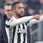 Pemain belakang Juventus, Medhi Benatia melakukan selebrasi usai membobol gawang Roma saat pertandingan Liga Italia di Turin, Italia (23/12). Dengan kemenangan membawa Juventus mendekati puncak Klasmen Liga Italia. (Alessandro Di Marco / ANSA via AP)