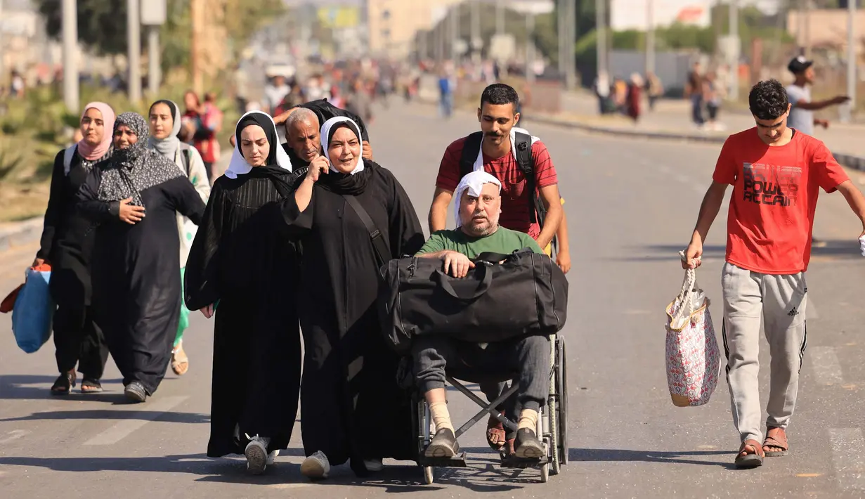 Warga Palestina berjalan meninggalkan kota Gaza menuju wilayah selatan pada tanggal 7 November 2023. (MAHMUD HAMS/AFP)