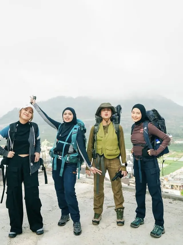 7 Potret Seru Dara Arafah Bareng Awkarin Naik Gunung Prau Ini Menantang