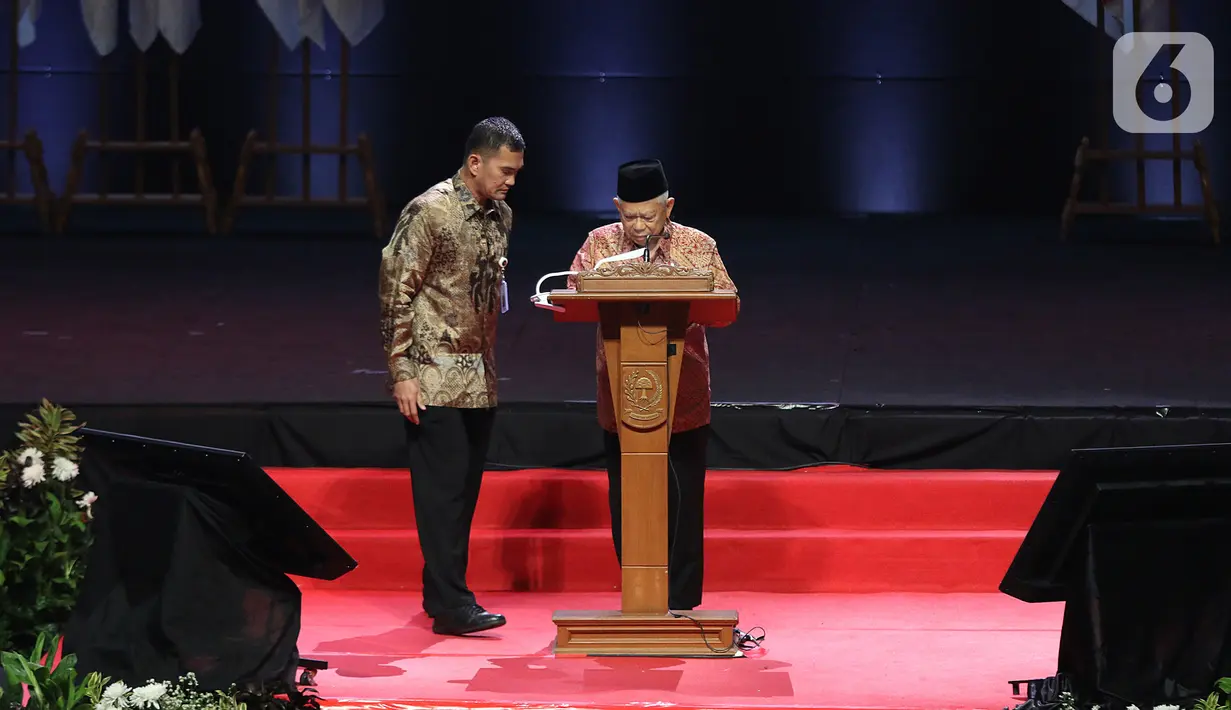 Wapres Ma'ruf Amin (kanan) memberikan pidato sekaligus menutup Rakornas Indonesia Maju antara Pemerintah Pusat dan Forum Koordinasi Pimpinan Daerah di Bogor, Jawa Barat, Rabu (13/11/2019). Kegiatan itu untuk mensinergikan program-program pemerintah pusat dengan daerah. (Liputan6.com/Herman Zakharia)