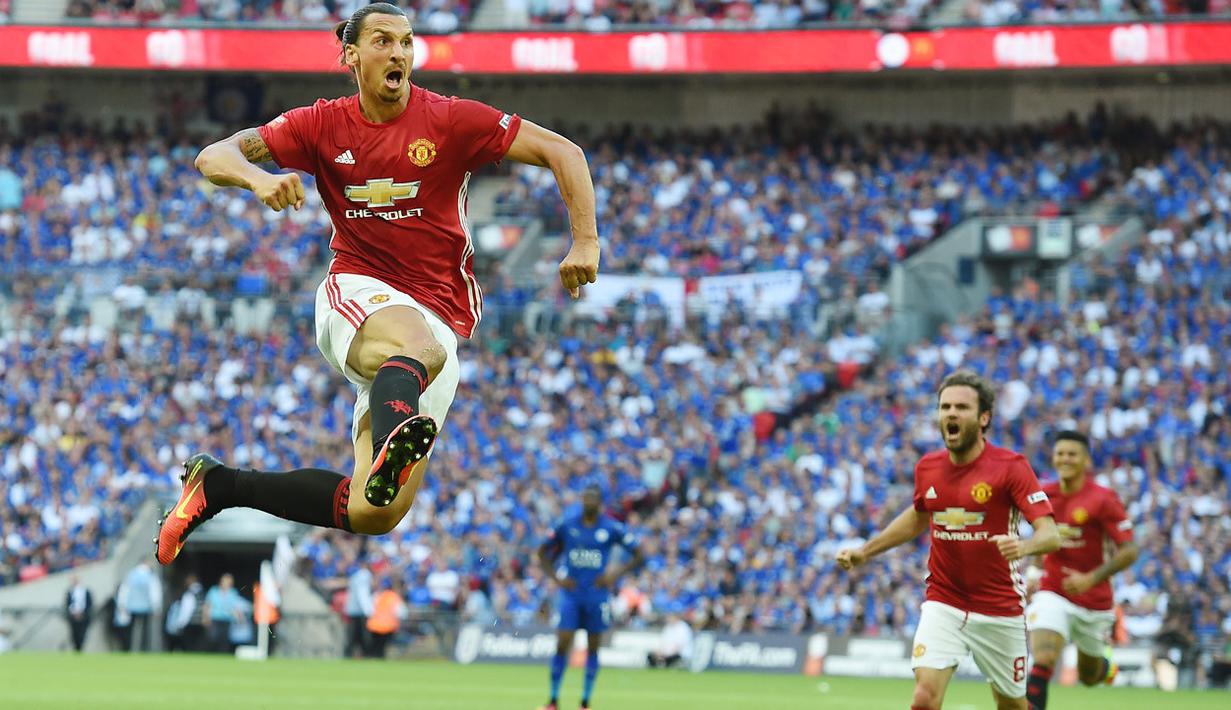 Aksi memikat Zlatan Ibrahimovic saat merayakan gol melawan Leicester City di ajang Community Shield, 7 Agustus 2016. (EPA/Andy Rain)