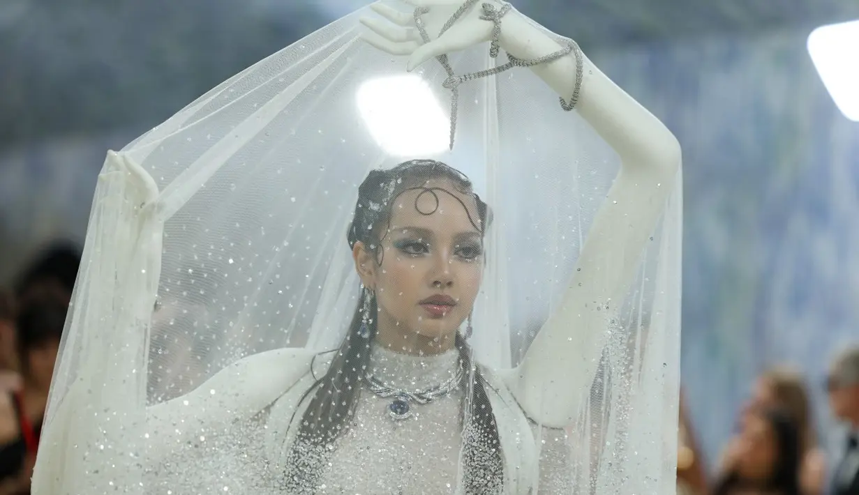 Lisa Blackpink hadir di Met Gala dengan gaun ilusi tangan.  [Dok. Photo by ANGELA WEISS / AFP]
