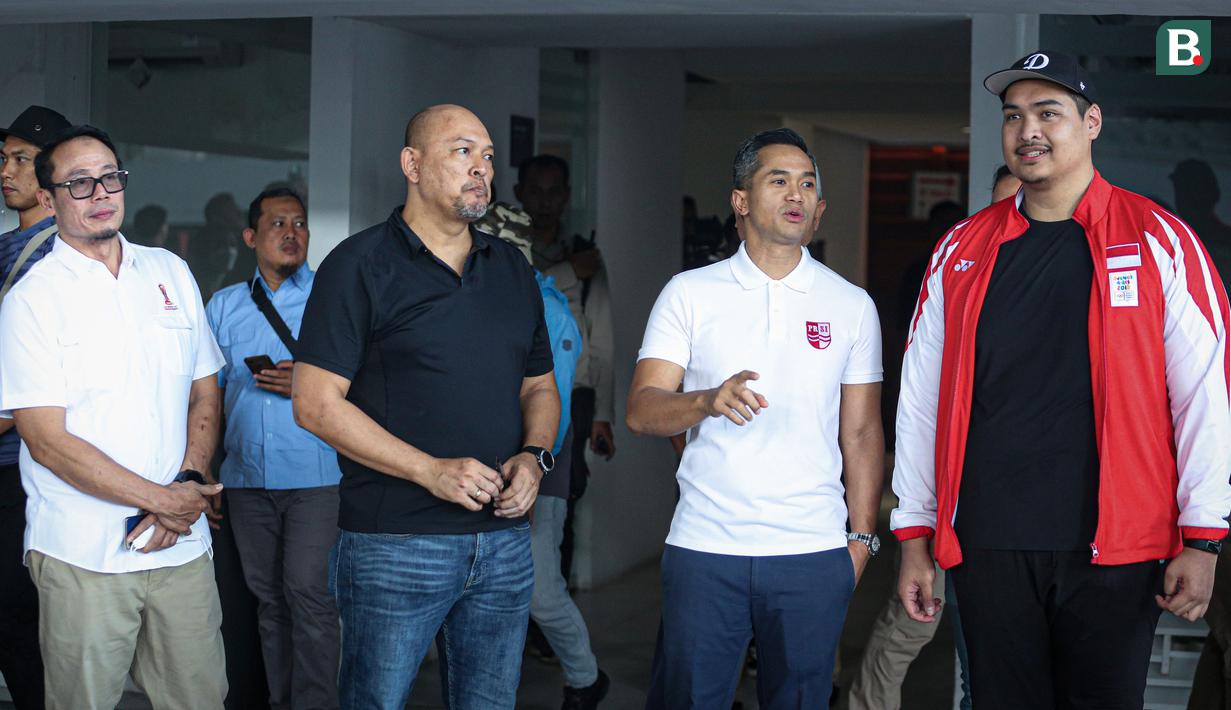 Ketua umum PB PRSI, Anindya Novyan Bakrie (kedua kanan) bercengkrama dengan Menteri Pemuda dan Olahraga Republik Indonesia, Dito Ariotedjo (kanan) saat meninjau Tim Renang Indonesia menjelang SEA Games 2023 di Stadion Akuatik GBK, Senayan, Jakarta, Rabu (05/04/2023). Indonesia akan mengikuti perhelatan olahraga terbesar Asia Tenggara tersebut pada 5 hingga 17 Mei 2023 di Kamboja. (Bola.com/Bagaskara Lazuardi)
