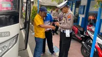 Satlantas Polresta Banyuwangi menghentikan bus yang mengakut DPO kasus pembunuhan  di Jakarta (Istimewa)
