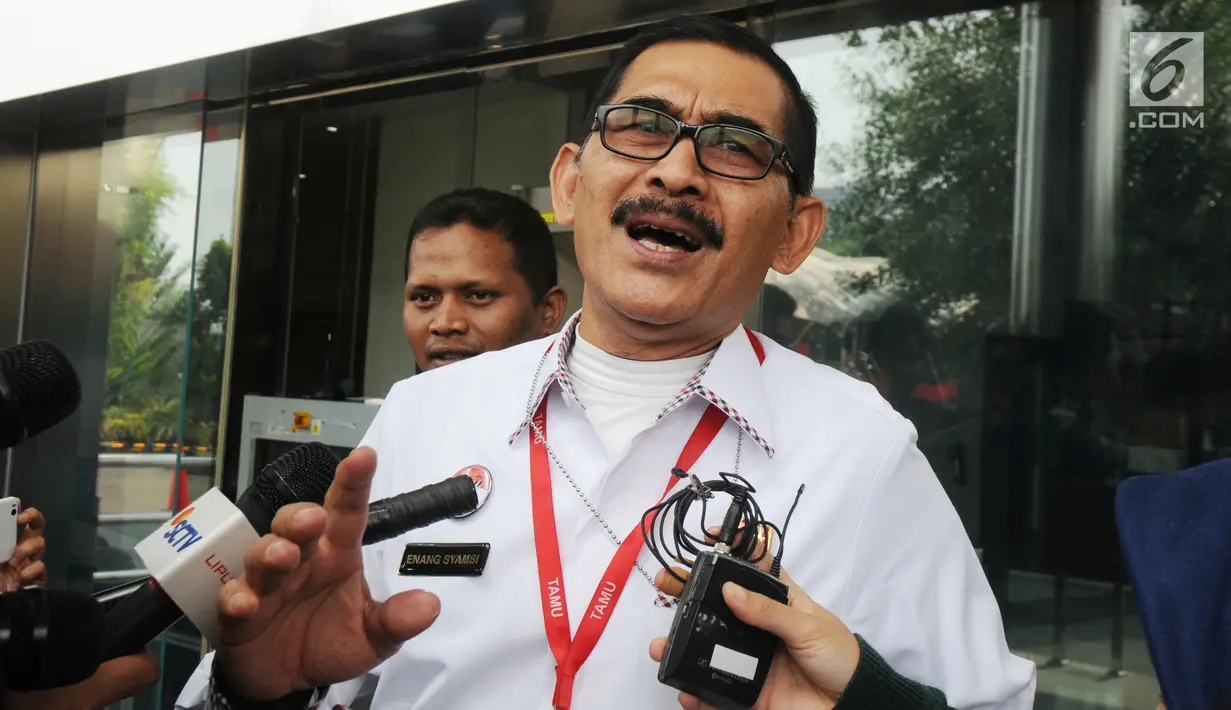 Kepala Kantor Imigrasi Kelas I Bandara Soekarno-Hatta, Enang Supriyadi Syamsie, menyambangi Gedung KPK di Jakarta, Senin (8/10). Enang diperiksa sebagai saksi pemeriksaan tambahan pengembangan perkara tersangka pengacara Lucas. (Merdeka.com/Dwi Narwoko)