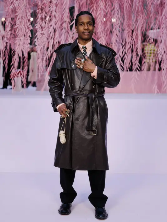 A$AP Rocky kenakan kemeja lengan panjang baby blue dan dasi berbalut long coat kulit [Chanel]