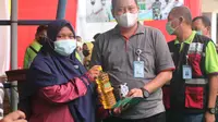 Peserta vaksinasi di Bojonegoro mendapat hadiah minyak goreng. (Dian Kurniawan/Liputan6.com)