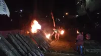 Perang Meriam Bambu Ramaikan Malam Takbiran di Bogor