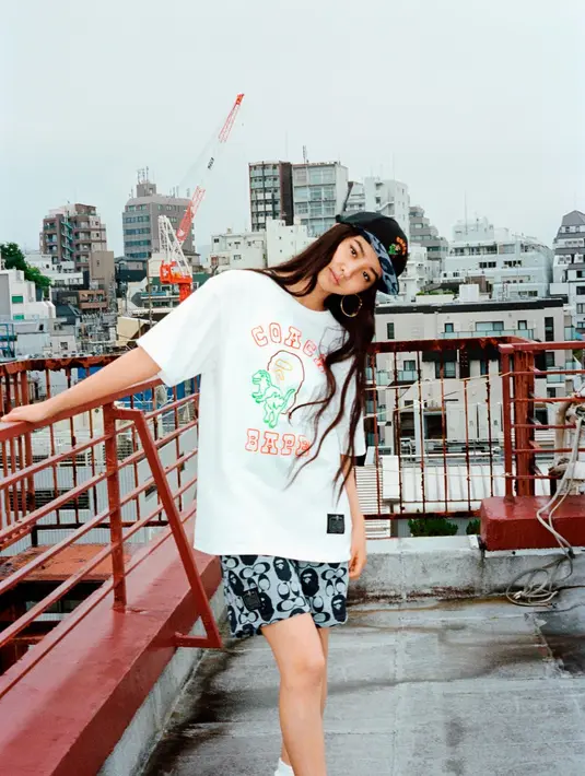 Menampilkan tas, hoodies, dan t-shirt yang diproduksi dalam edisi terbatas, dengan tampilan yang menggabungkan signature ikonik logo “C” milik Coach dengan logo APE HEAD BAPE®.