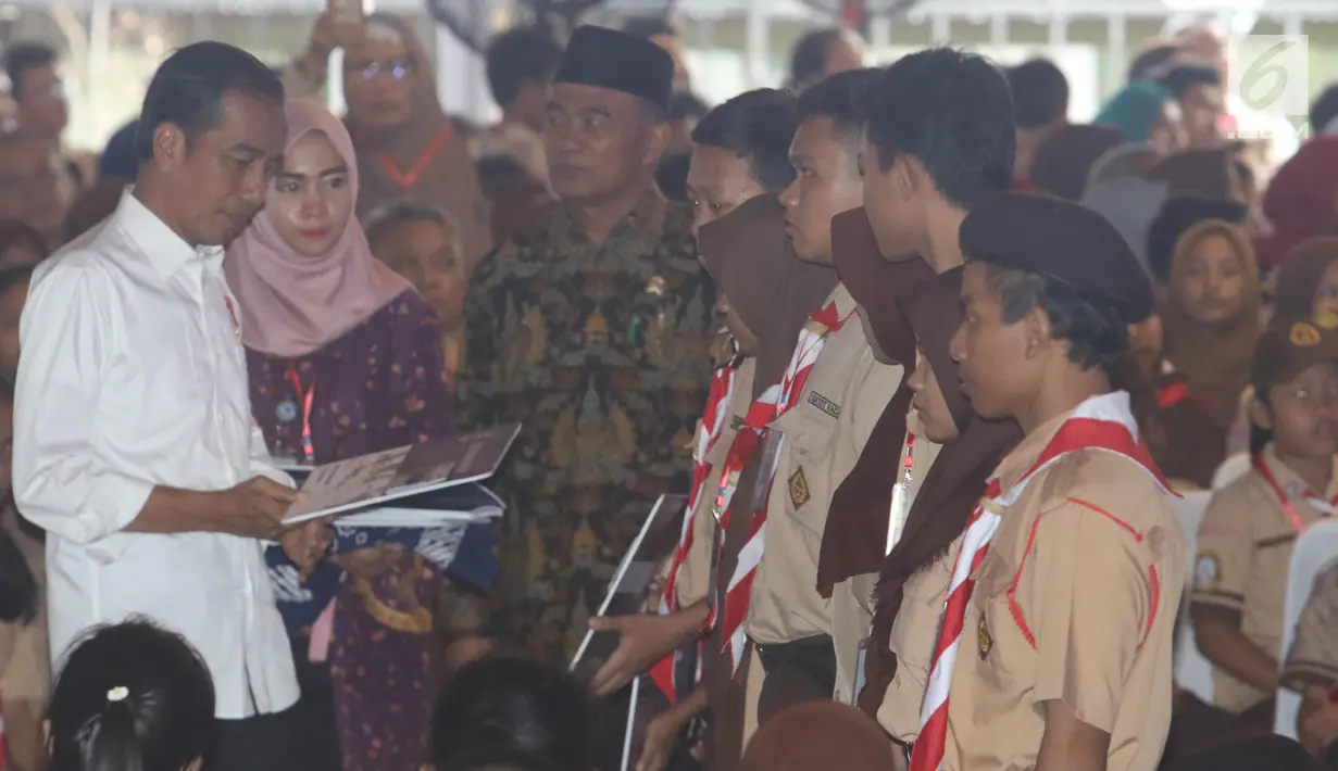 Presiden Joko Widodo (Jokowi) menyerahkan kartu Indonesia pintar (KIP) kepada pelajar di SLB Negeri Pembina, Jakarta, Rabu (6/3). Jokowi membagikan 3.300 KIP untuk pelajar di wilayah Jakarta Selatan. (Liputan6.com/Angga Yuniar)
