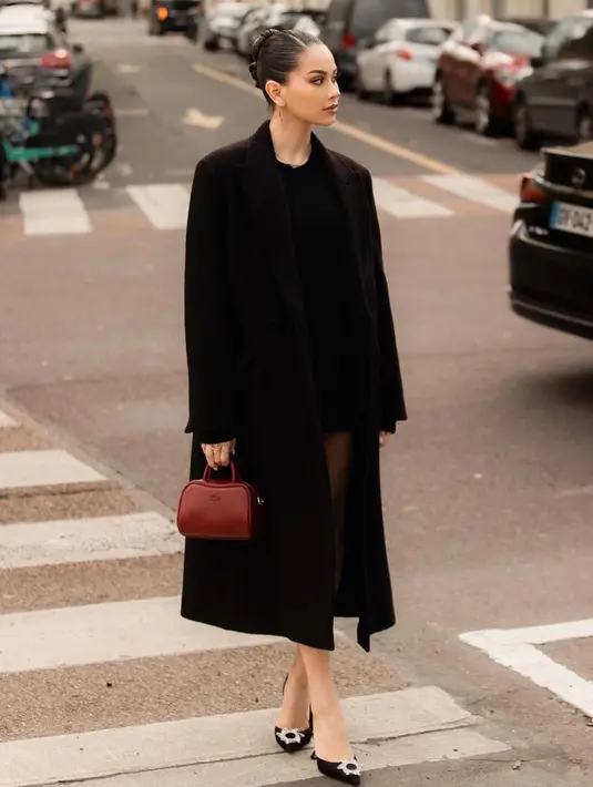 Melengkapi penampilannya dengan mini bag maroon Lacoste serta pump heels buckle silver warna hitam sesuai dengan outfitnya. [@alyssadaguise]