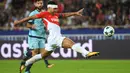 Penyerang Monaco, Radamel Falcao memimpin puncak klasemen top scorer sementara Ligue 1 Prancis dengan koleksi 12 gol. (AFP/Anne-Christine Poujoulat)
