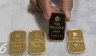 Emas batangan diperlihatkan petugas di kantor BNI Syariah, Jakarta, Senin (30/11). Harga jual-beli kembali (buyback) emas Antam turun Rp 1.000 usai akhir pekan kemarin naik di tengah turunnya harga emas global. (Liputan6.com/Angga Yuniar)