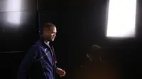 Pelatih Timnas Indonesia, Patrick Kluivert meninggalkan ruangan setelah konferensi pers menjelang laga putaran ketiga Grup C Kualifikasi Piala Dunia 2026 di Stadion Utama Gelora Bung Karno (SUGBK), Senayan, Jakarta, Senin (24/03/2025). (Bola.com/Bagaskara Lazuardi)