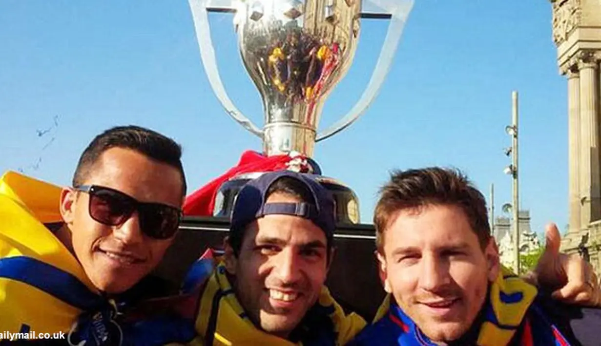 Lionel Messi, Jordi Alba, dan Alexis Sancez berfoto dengan latar belakang trofi La Liga.