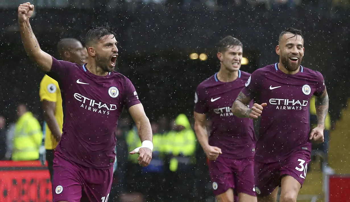 Pemain Manchester City, Sergio Aguero (kiri) merayakan gol bersama rekan-rekannya. (Nigel French/PA via AP)