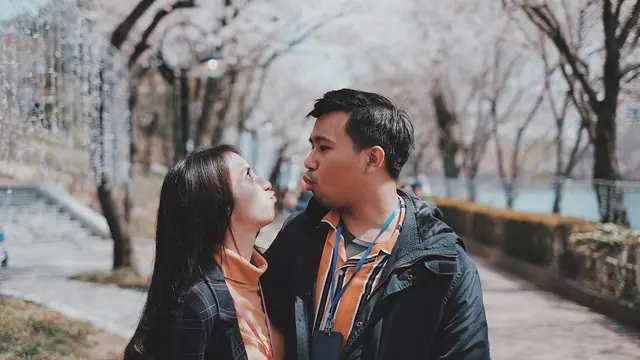 Joshua dan Clairine berlibur ke Seokchon Lake, sambil menikmati bunga sakura.