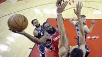 Pebasket Houston Rockets, James Harden, berusaha memasukan bola saat pertandingan melawan San Antonio Spurs pada laga NBA di Toyota Center Selasa (13/2/2018). Houston Rockets menang 109-93 atas San Antonio Spurs. (AP/David J. Phillip)