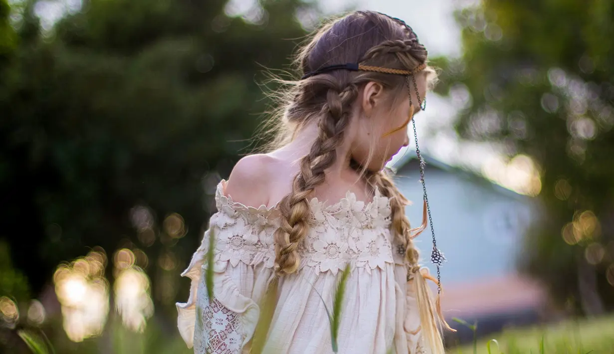 Gaya rambut bisa menjadi salah satu kunci supaya kamu terlihat seperti bidadari. Kamu bisa bergaya boho dengan kepangan rambut dipinggir seperti ini. (Hair Inspiration)