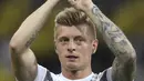 Gelandang Jerman, Toni Kroos, menyapa fans usai mengalahkan Swedia pada laga grup F Piala Dunia di Stadion Fisht, Sochi, Sabtu (23/6/2018). Gol injury time dirinya beri kemenangan untuk Jerman. (AP/Thanassis Stavrakis)