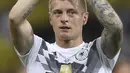 Gelandang Jerman, Toni Kroos, menyapa fans usai mengalahkan Swedia pada laga grup F Piala Dunia di Stadion Fisht, Sochi, Sabtu (23/6/2018). Gol injury time dirinya beri kemenangan untuk Jerman. (AP/Thanassis Stavrakis)