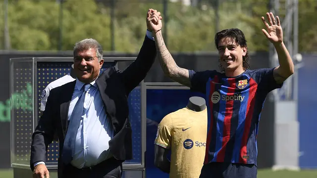 Momen Barcelona Perkenalkan Hector Bellerin dan Marcos Alonso saat Sesi Latihan