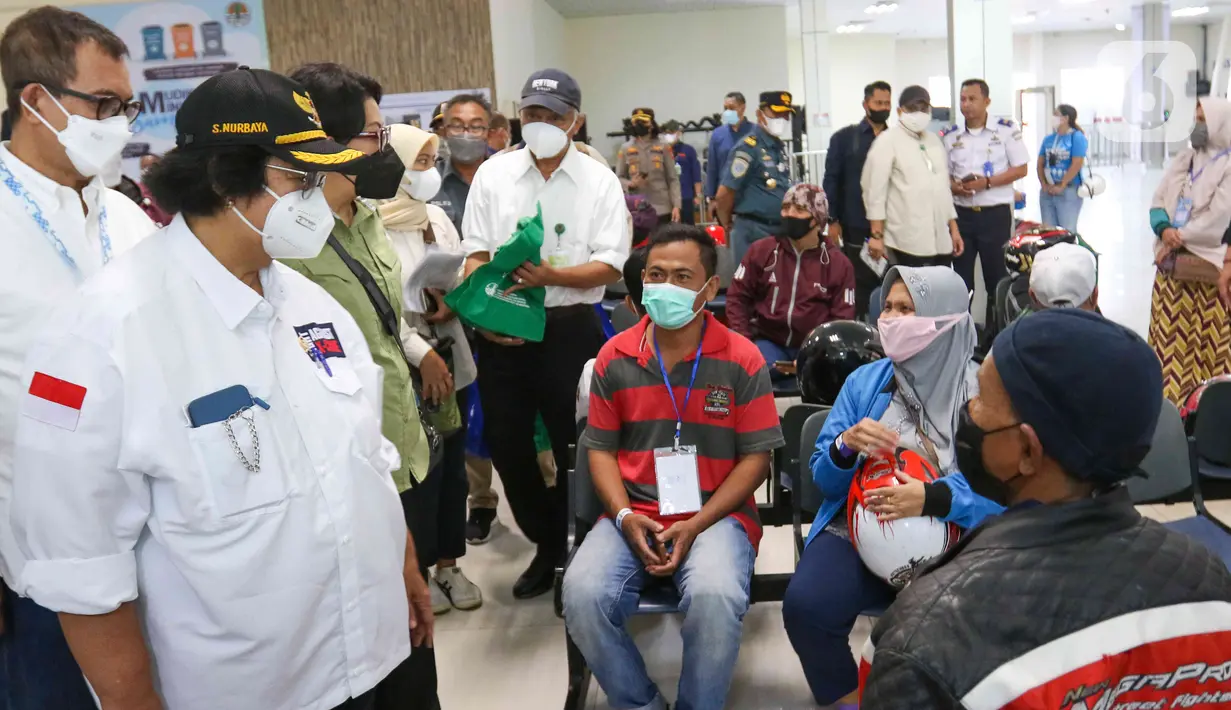<p>Menteri Lingkungan Hidup dan Kehutanan Siti Nurbaya (kiri) menyapa anak-anak di Terminal Penumpang Pelabuhan Tanjung Priok, Jakarta, Selasa (26/4/2022). Kunjungan tersebut dalam rangka memantau persiapan mudik minim sampah. (Liputan6.com/Herman Zakharia)</p>