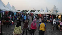 Suasana meriah Lebaran Betawi 2014 di pelataran timur Monas, Jakarta, (13/9/14). (Liputan6.com/Herman Zakharia) 