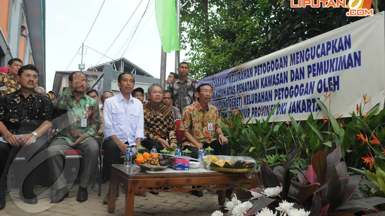 [FOTO] Jokowi Resmikan Ratusan Rumah di Kampung Deret Petogogan 	