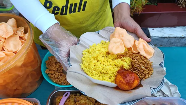 Pengusaha jalan tol Jusuf Hamka atau yang sering dipanggil Babah Alun membantu masyaraat lewat program nasi kuning Rp3.000 per porsi yang di gelar di Vihara Bumi Pharsjia, Cianjur, Jawa Barat. (Sulaeman/Merdeka.com)