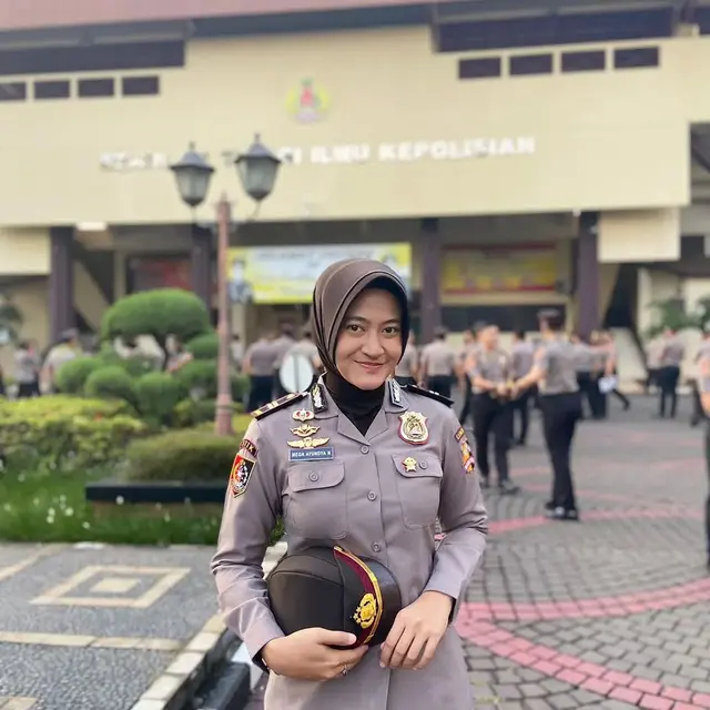 6 Potret Terbaru Mega Ayundya Pembawa Baki HUT RI ke-67, Kini Jadi Polwan