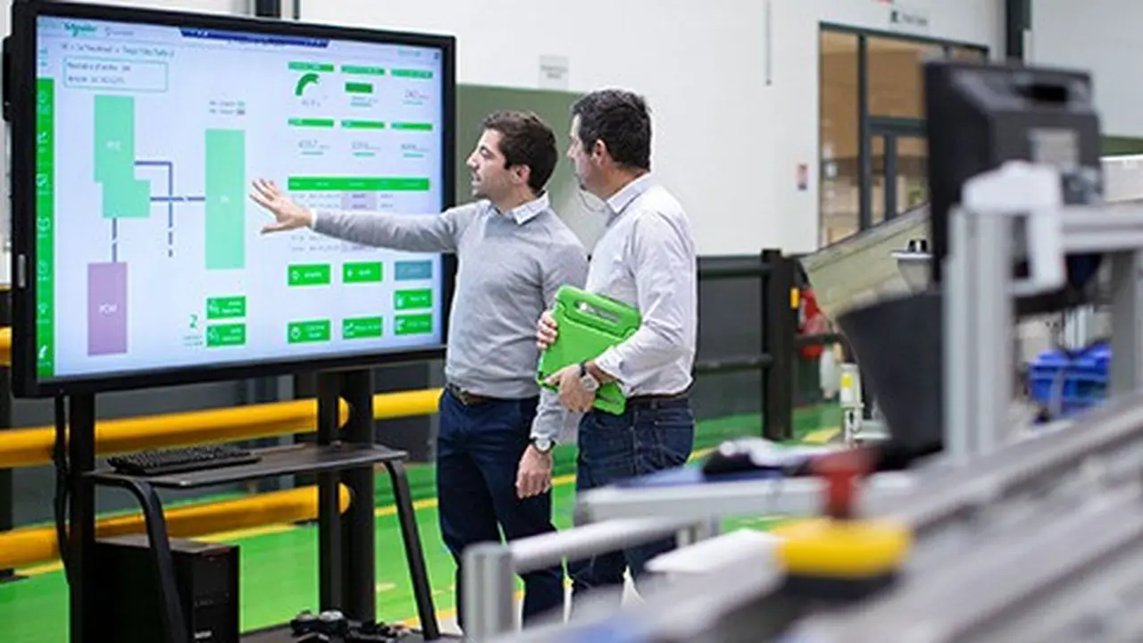 Cluster President Indonesia and Timor Leste, Roberto Rossi meninjau salah satu pabrik milik PT Schneider Electric Indonesia. Dok: Schneider Electric