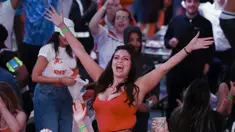 Di ajang bergengsi sekelas Piala Eropa pertandingan sepakbola bukanlah satu-satunya yang menarik untuk dinikmati. Kehadiran fans cantik juga sayang untuk dilewati. Berikut potret suporter cantik yang ikut memeriahkan semifinal Euro 2020 (Euro 2021). (Foto: AFP/Tolga Akmen)