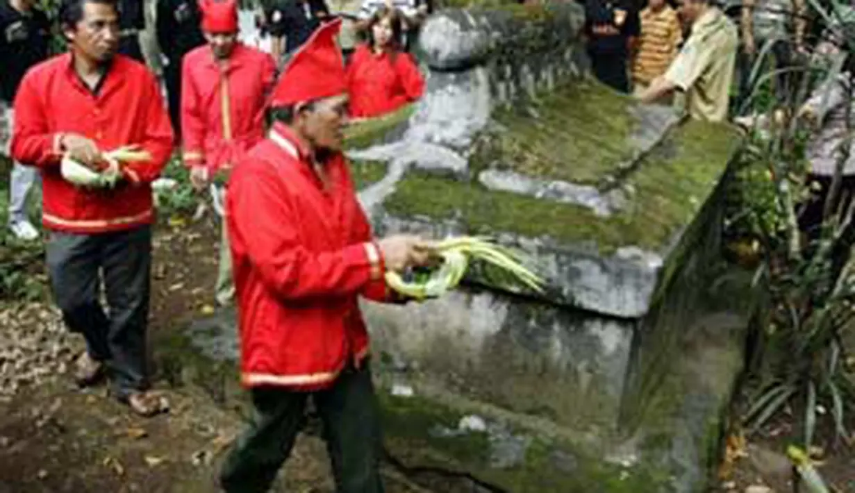 Para pemuka adat melakukan prosesi mengelilingi kuburan tua "Waruga" sebelum ritual Motor Mbanua atau bersih kampung di Dimembe, Minahasa Utara, Sulawesi Utara. (Antara)