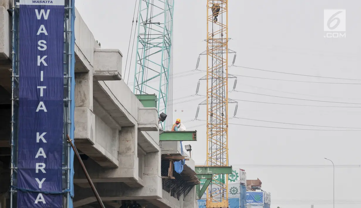 Aktivitas pekerja saat memasang pondasi Tol Bekasi-Cawang-Kampung Melayu (Becakayu) seksi 1A rute Casablanca-Cipinang Melayu, Jakarta, Minggu (19/5/2019). Pembangunan Tol Becakayu seksi 1A selama bulan puasa tetap dilakukan untuk mencapai target yang ditentukan. (merdeka.com/Iqbal Nugroho)