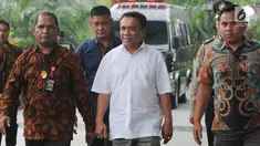 Gubernur Aceh Irwandi Yusuf dengan pengawalan petugas tiba di Gedung KPK, Jakarta, Rabu (4/7). Irwandi dibawa ke KPK untuk proses lebih lanjut setelah Operasi Tangkap Tangan (OTT) terhadap dua kepala daerah di Aceh Selasa malam. (Merdeka.com/Dwi Narwoko)