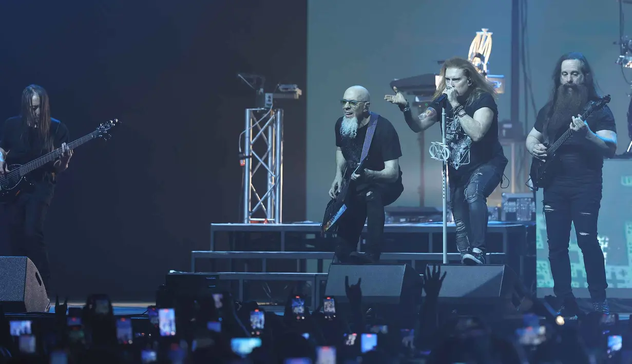 Untuk diketahui, selama lebih dari empat dekade, Dream Theater dikenal sebagai pelopor metal progresif dengan reputasi musikal yang kuat dan konsisten. Tampak dalam foto, vokalis band Dream Theater, James LaBrie (kedua kanan) saat tampil pada Konser "An Evening With Dream Theater - 40th Anniversary Tour" di Beach City International Stadium, Jakarta, Sabtu 7 Februari 2026. (Kapanlagi.com/Budy Santoso)