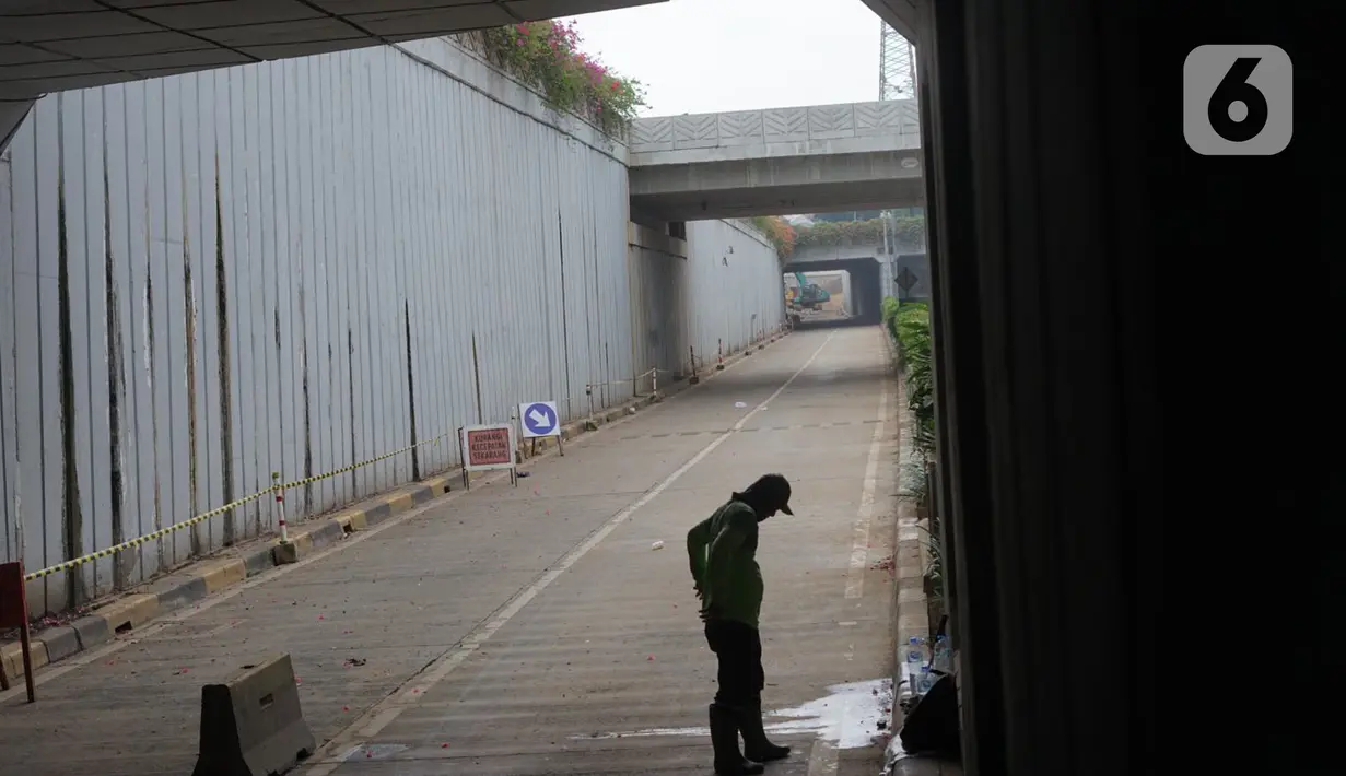 Suasana jalur terowongan atau lintas bawah Senen yang ditutup sementara di Jakarta, Senin (4/5/2020). Penutupan terowongan dari arah Cempaka Putih menuju ke Monas tersebut dilakukan selama 10 hari karena adanya proyek pengerjaan Underpass Senen Extension. (Liputan6.com/Immanuel Antonius)