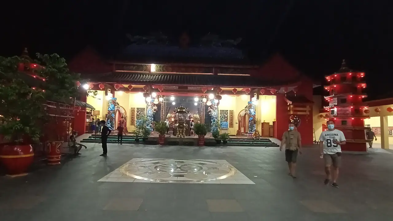 Vihara Avalokitesvara Di Kecamatan Kasemen, Kota Serang, Banten, Sepi Dari Perayaan Imlek 2572. (Kamis, 11/02/2021). (Liputan6.com/Yandhi Deslatama).