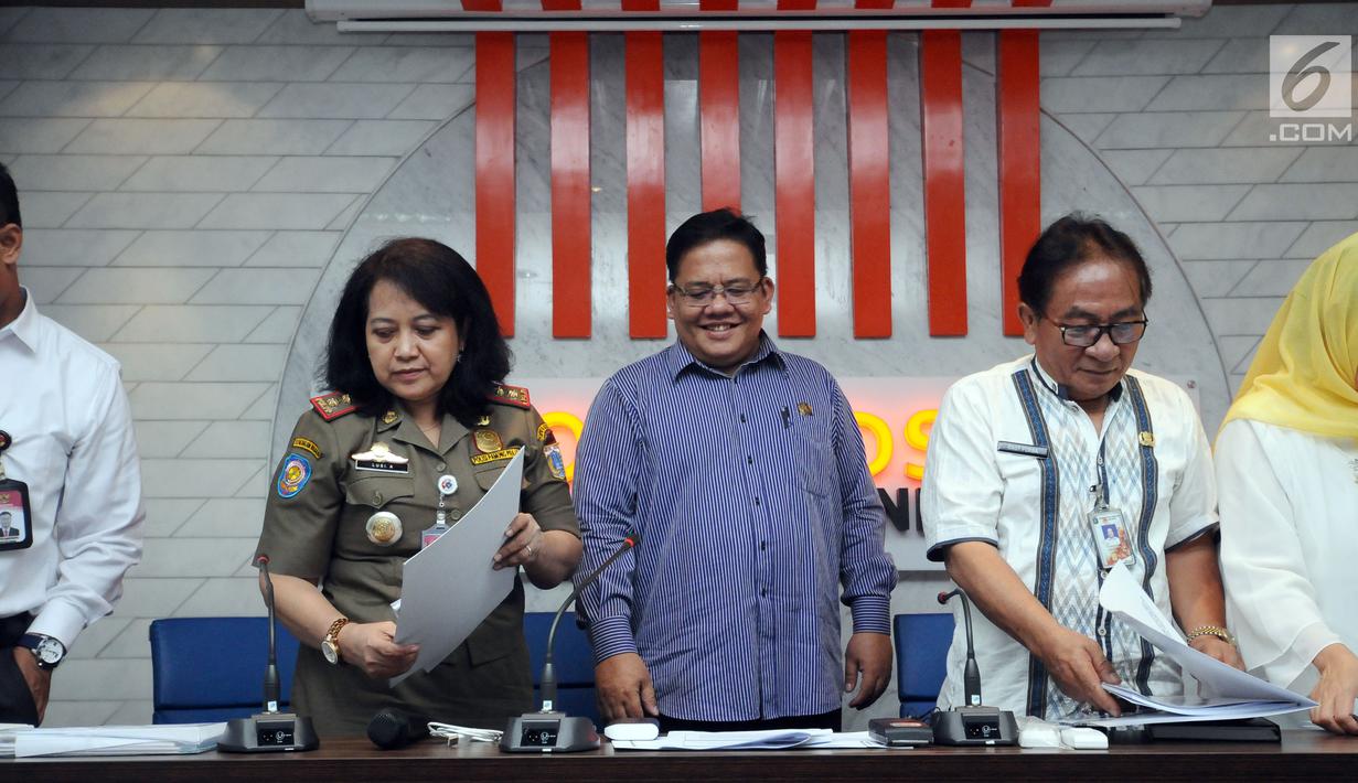 Komisioner Ombudsman RI, Adrianus Meliala (tengah) usai menyerahkan hasil investigasi terkait Penataan PKL oleh Satpol PP kepada Kepala Bagian Biro Hukum dan Kasubag Umum Satpol PP Lusi A di Jakarta, Kamis (2/11). (Liputan6.com/Helmi Fithriansyah)