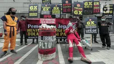 Sejumlah aktivis Wahana Lingkungan Hidup Indonesia (Walhi) berunjuk rasa di depan Kantor Kedutaan Besar Jepang, Jakarta, Selasa (1/11/2022). Mereka menyampaikan protes terhadap pemerintah Jepang yang mempromosikan berbagai teknologi seperti co-firing hidrogen dan amonia, teknologi penangkapan dan penyimpanan karbont (CCS), serta penggunaan Liquid Natural Gas (LNG) untuk investasi sektor energi mereka melalui strategi GX (Green Transformation) karena dianggap solusi palsu dalam mengatasi krisis iklim. (Liputan6.com/Johan Tallo)